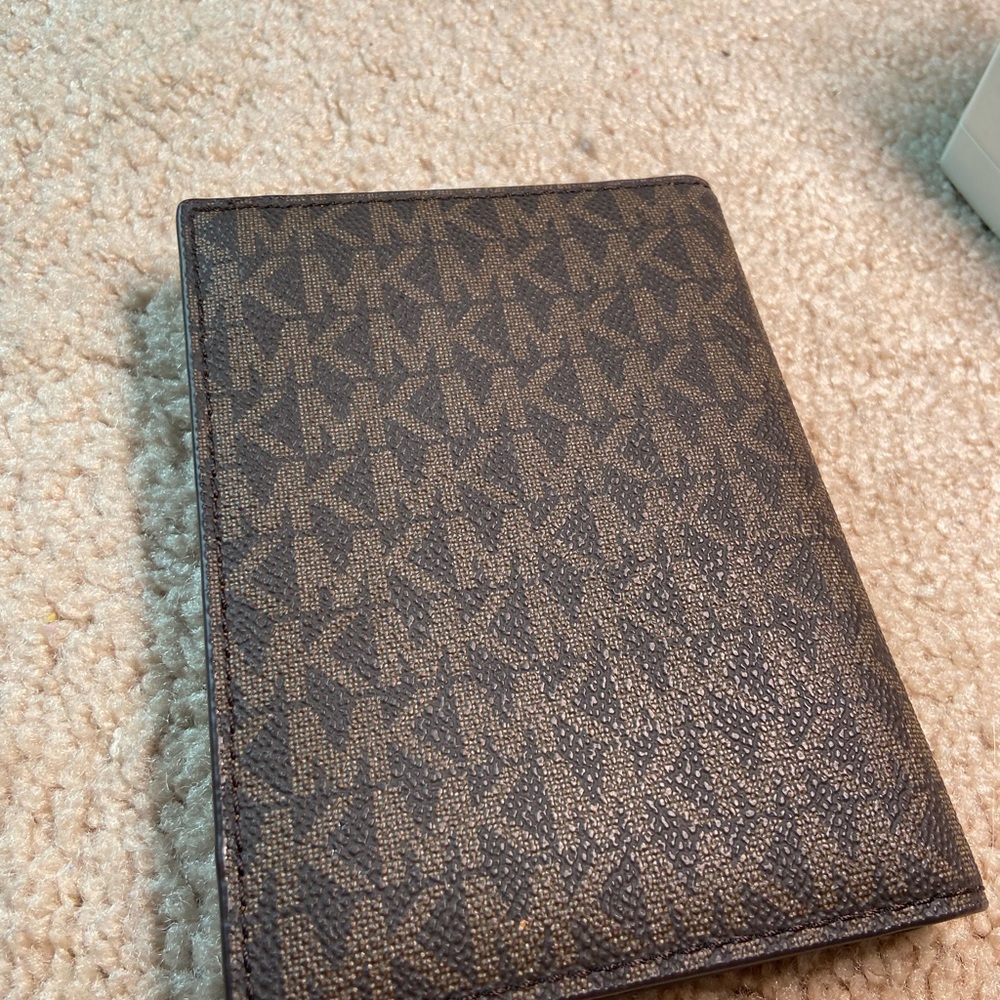 micheal kors passport wallet